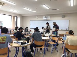 生徒たちは活発に相談しまとめる作業を進め、教員は1人1人の夏休みの課題に対してアドバイスをしました。